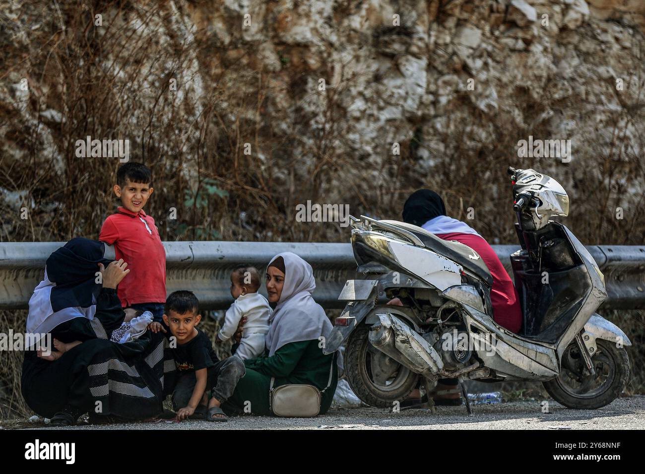 Rmeileh, Libanon. September 2024. Eine libanesische Familie der Schiiten rastet auf der Autobahn Sidon-Beirut aus, als sie von Rmeileh im Südlibanon nach Beirut flüchtet. Tausende von Familien flohen nach den wachsenden israelischen Angriffen in den Südlibanon in Gebiete in der Hauptstadt Beirut und in den Libanon. Marwan Naamani/dpa/Alamy Live News Stockfoto