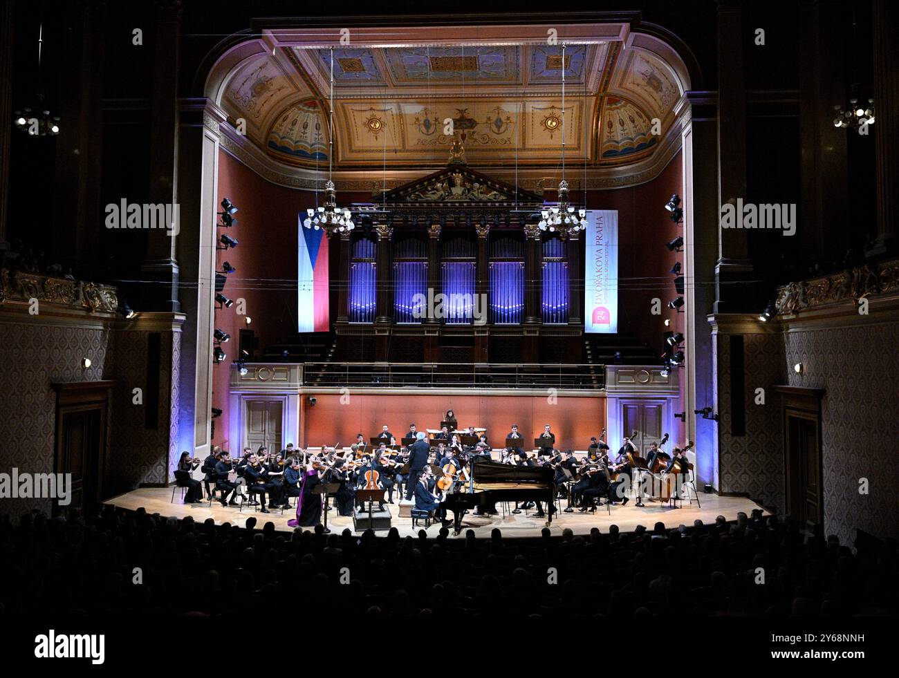 Prag, Tschechische Republik. September 2024. Das tschechische Studentenphilharmonische Orchester unter Leitung von Dirigent Ing Metzmacher spielt Werke von Antonin Dvorak und Ludwig van Beethoven während des Abschlusskonzerts des Dvorak Prague International Music Festival am 24. September 2024 in der Dvorak Hall, Rudolfinum, Prag. Quelle: Michal Krumphanzl/CTK Photo/Alamy Live News Stockfoto