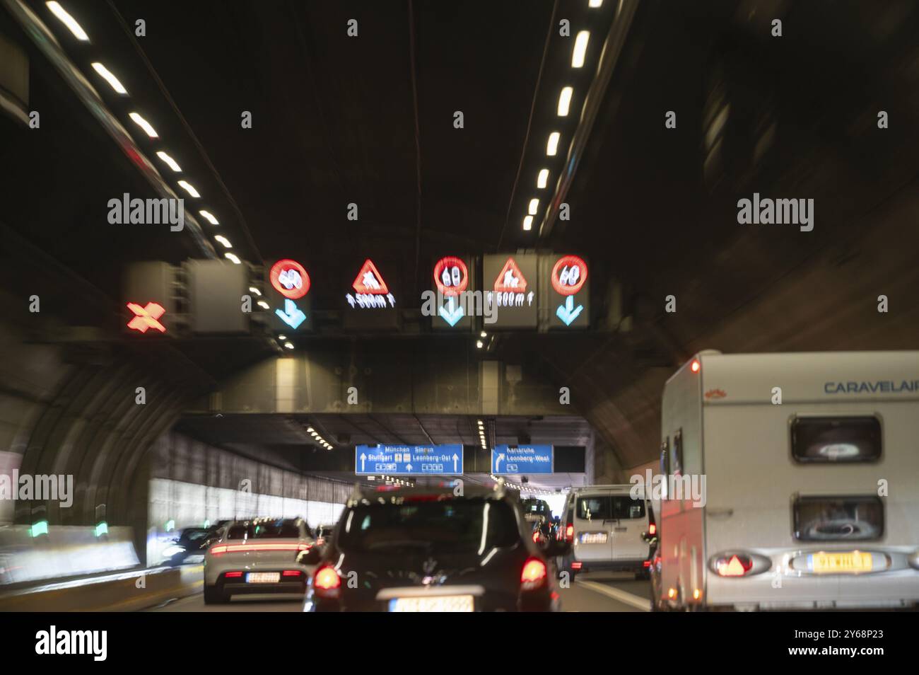 Verkehrsschilder in einem Autobahntunnel, Baden-Württemberg, Deutschland, Europa Stockfoto