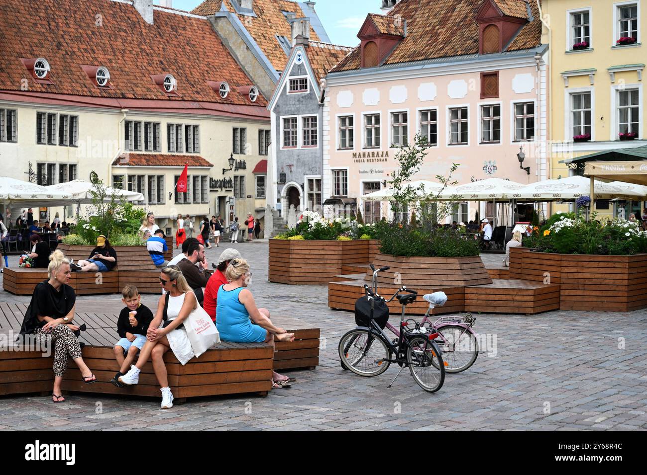Tallinn, Estland - 24. Juli 2024: Rathausplatz (Raekoda Plats) in Tallinn. Stockfoto