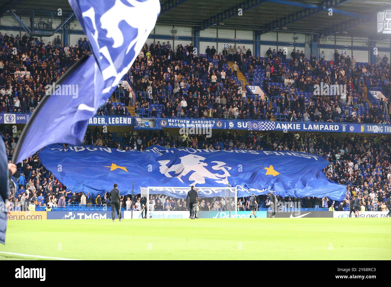 Stamford Bridge, Chelsea, London, Großbritannien. September 2024. Carabao Cup Third Round Football, Chelsea gegen Barrow; Fans Banner auf dem Matthew Harding Stand vor dem Start. Beschreibung: Action Plus Sports/Alamy Live News Stockfoto