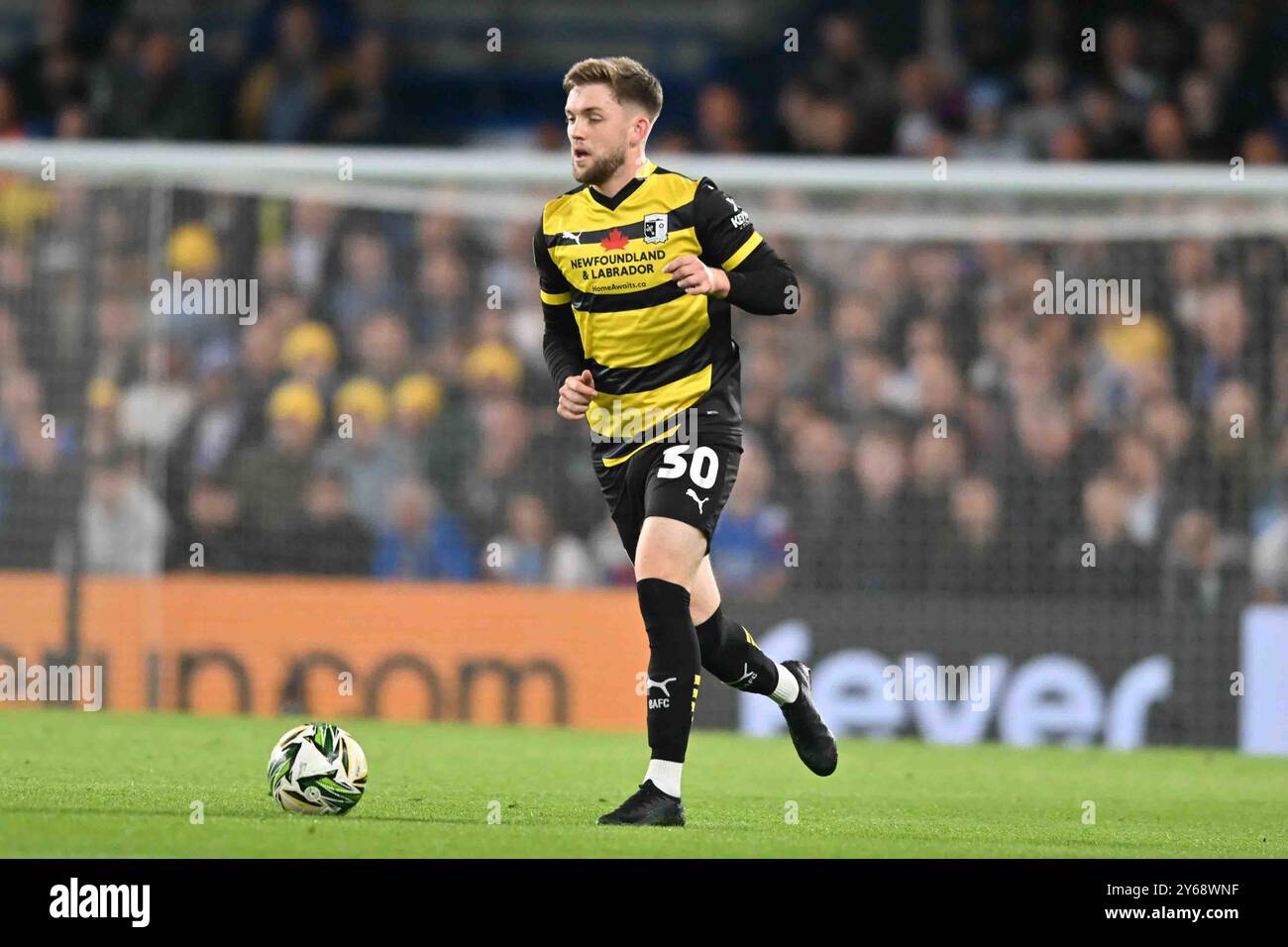 London am Dienstag, den 24. September 2024. Ben Jackson (30 Barrow) kontrolliert den Ball während des Spiels der dritten Runde des Carabao Cup zwischen Chelsea und Barrow in Stamford Bridge, London am Dienstag, den 24. September 2024. (Foto: Kevin Hodgson | MI News) Credit: MI News & Sport /Alamy Live News Stockfoto