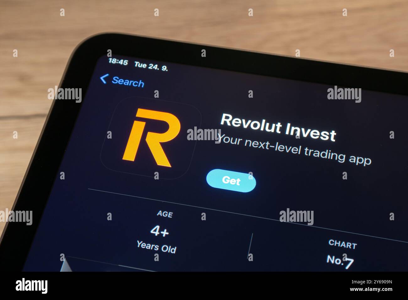 OSTRAVA, TSCHECHIEN – 24. SEPTEMBER 2024: App Store mit brandneuer Revolut Invest Beta-Anwendung für Investitionen Stockfoto