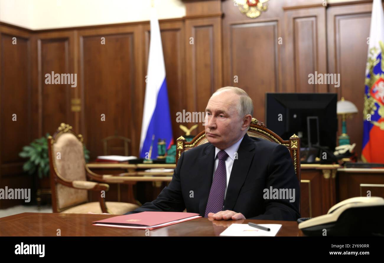 Moskau, Russland. September 2024. Der russische Präsident Wladimir Putin hört den CEO und Vorsitzenden der Sberbank, German Gref, während eines persönlichen Treffens im Kreml am 24. September 2024 in Moskau. Quelle: Alexander Kazakov/Kreml Pool/Alamy Live News Stockfoto