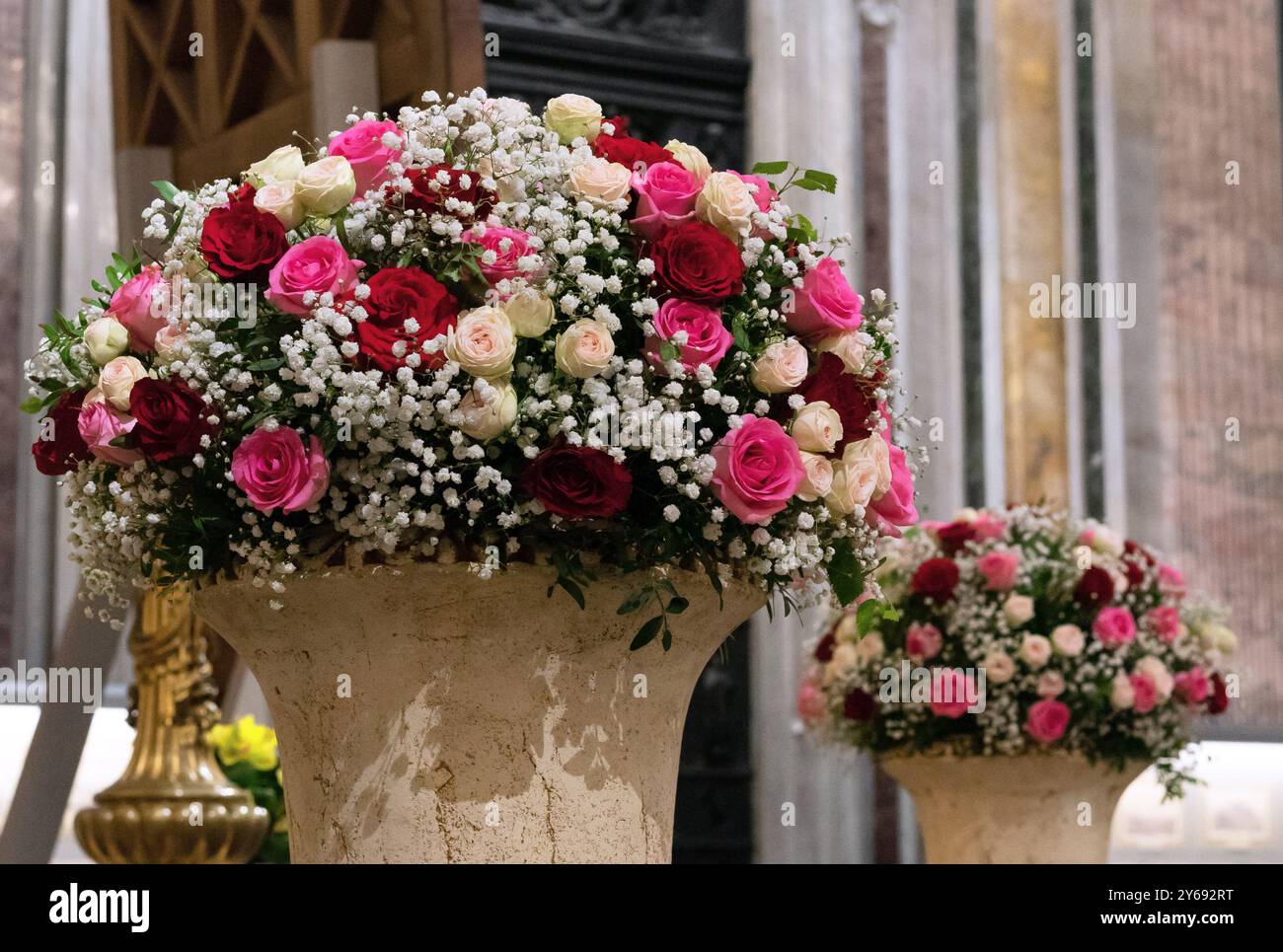 Die Blumenanordnung mehrfarbiger Rosen in einem keramischen Blumentopf. Stockfoto