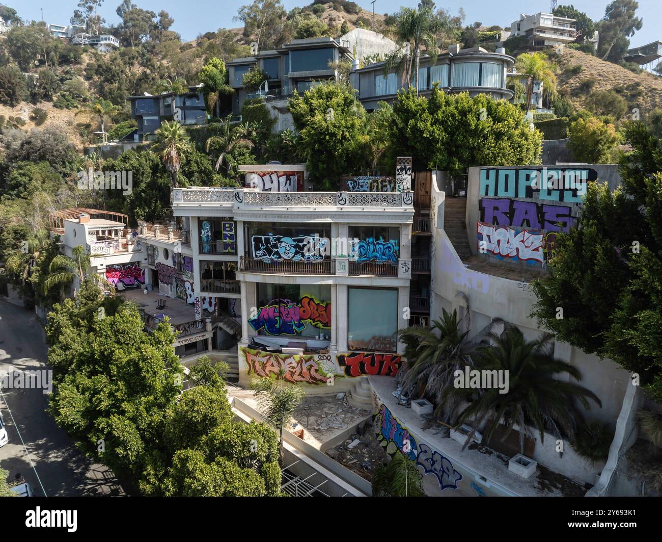 Los Angeles, USA. September 2024. Ein weiteres verlassenes Herrenhaus in Hollywood Hills, das dem Hollywood-Filmproduzenten John Powers Middleton gehört, ist mit Graffiti-Tags bedeckt, was es zum zweiten Herrenhaus von Middleton macht, das in der letzten Woche vandalisiert wurde. 24/24 Los Angeles, CA., USA (Foto: Ted Soqui/SIPA USA) Credit: SIPA USA/Alamy Live News Stockfoto