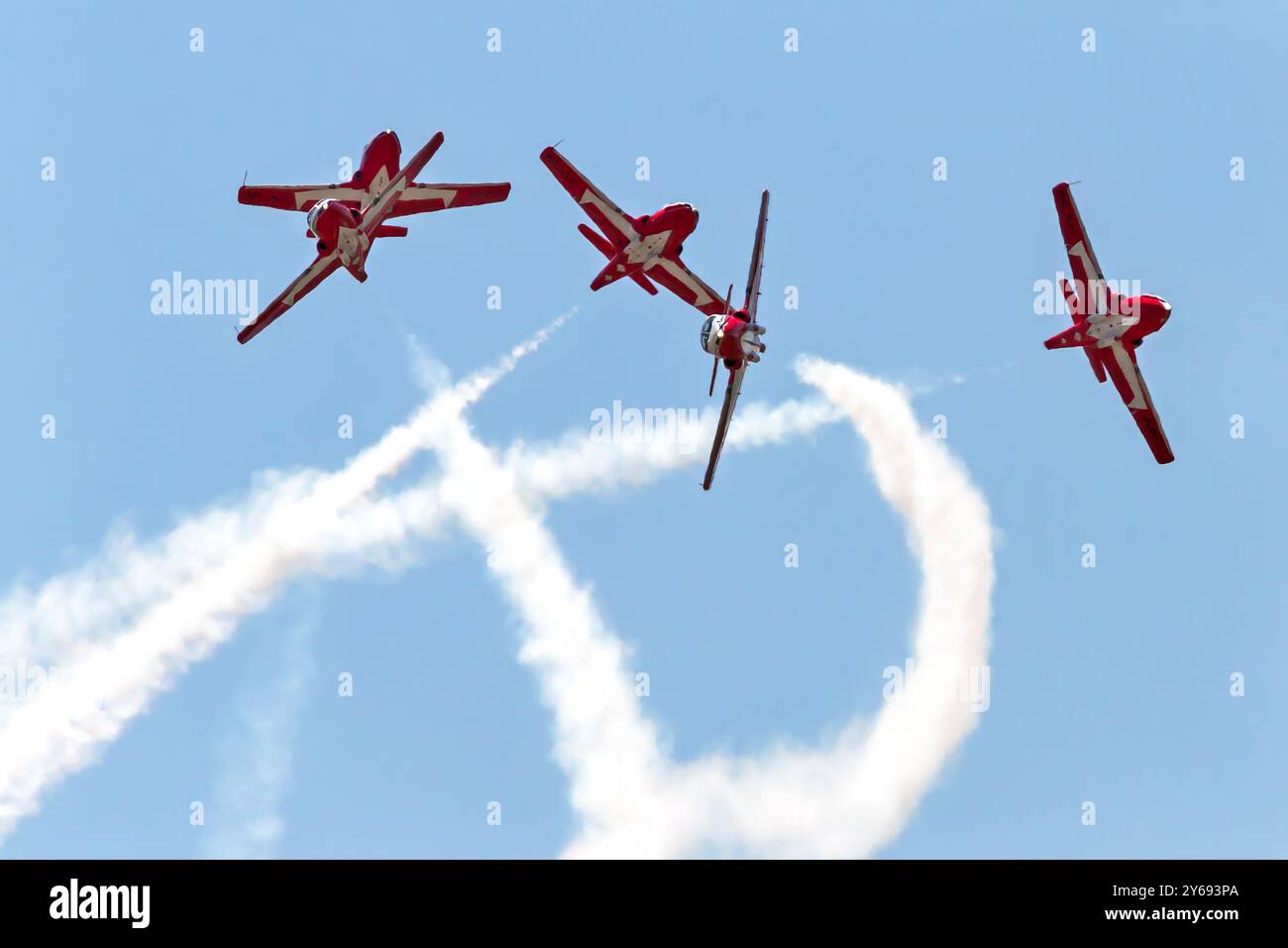 Die Royal Canadian Air Force (RCAF) Demonstrationsgeschwader, die Snowbirds, trat auf einer Flugschau in St. Thomas, Ontario, Kanada (2016) auf. Stockfoto