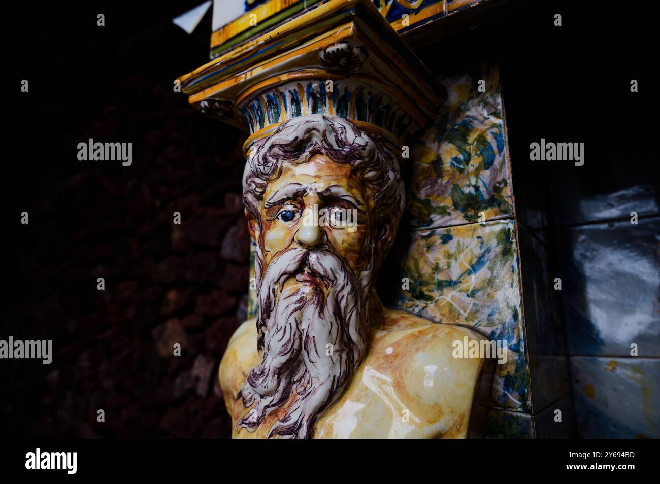 Detaillierte Nahaufnahme einer mythologischen Bärenfigur als Säule Stockfoto