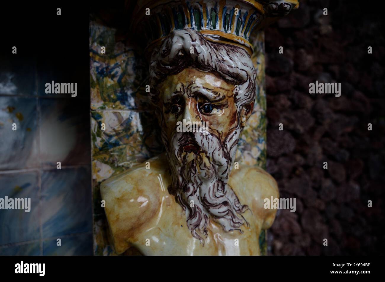Detaillierte Nahaufnahme einer mythologischen Bärenfigur als Säule Stockfoto