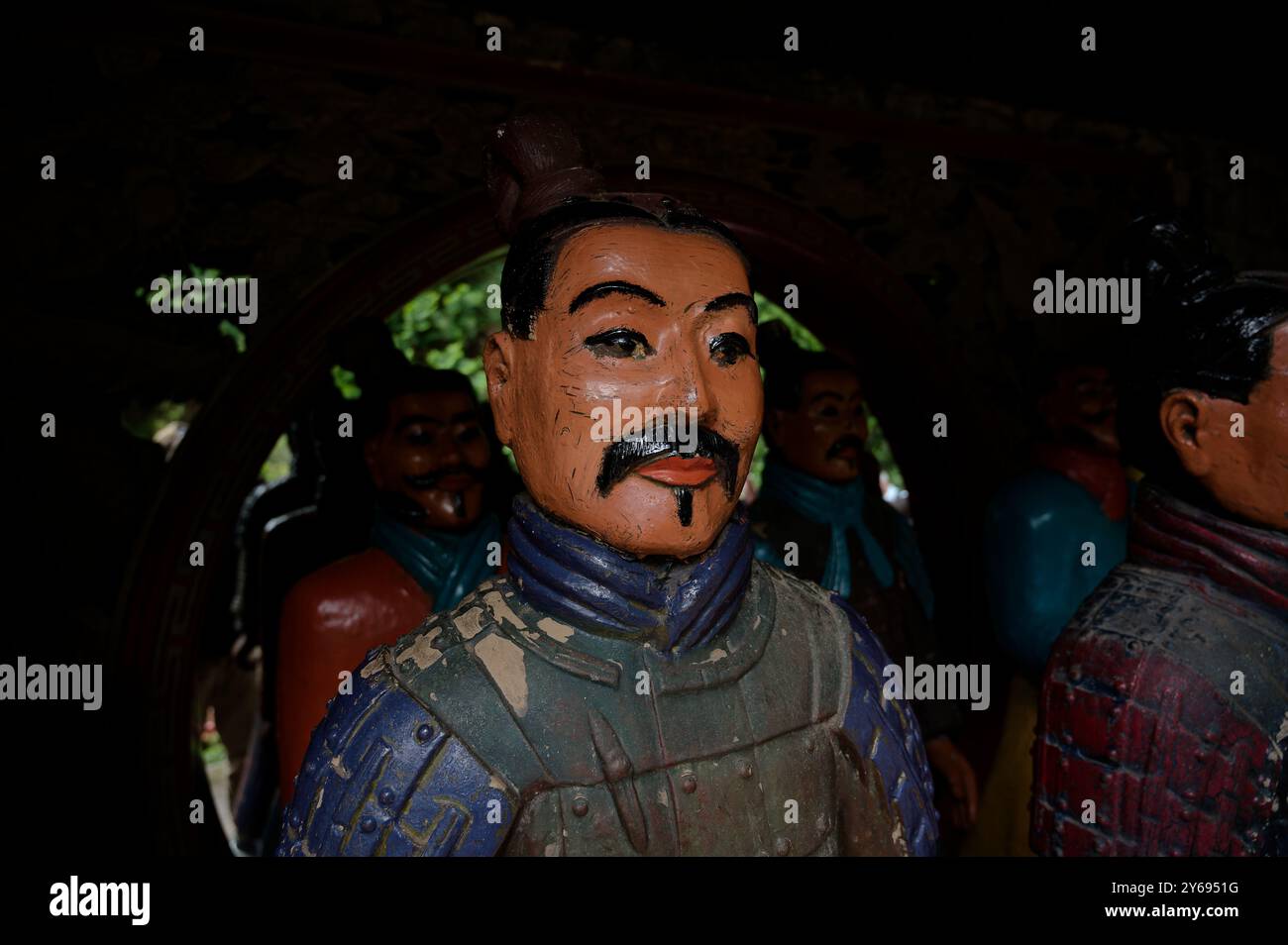 Terrakotta-Krieger-Statue in den Gärten des monte Palace, die komplexe Handwerkskunst und Kulturgeschichte zeigt Stockfoto