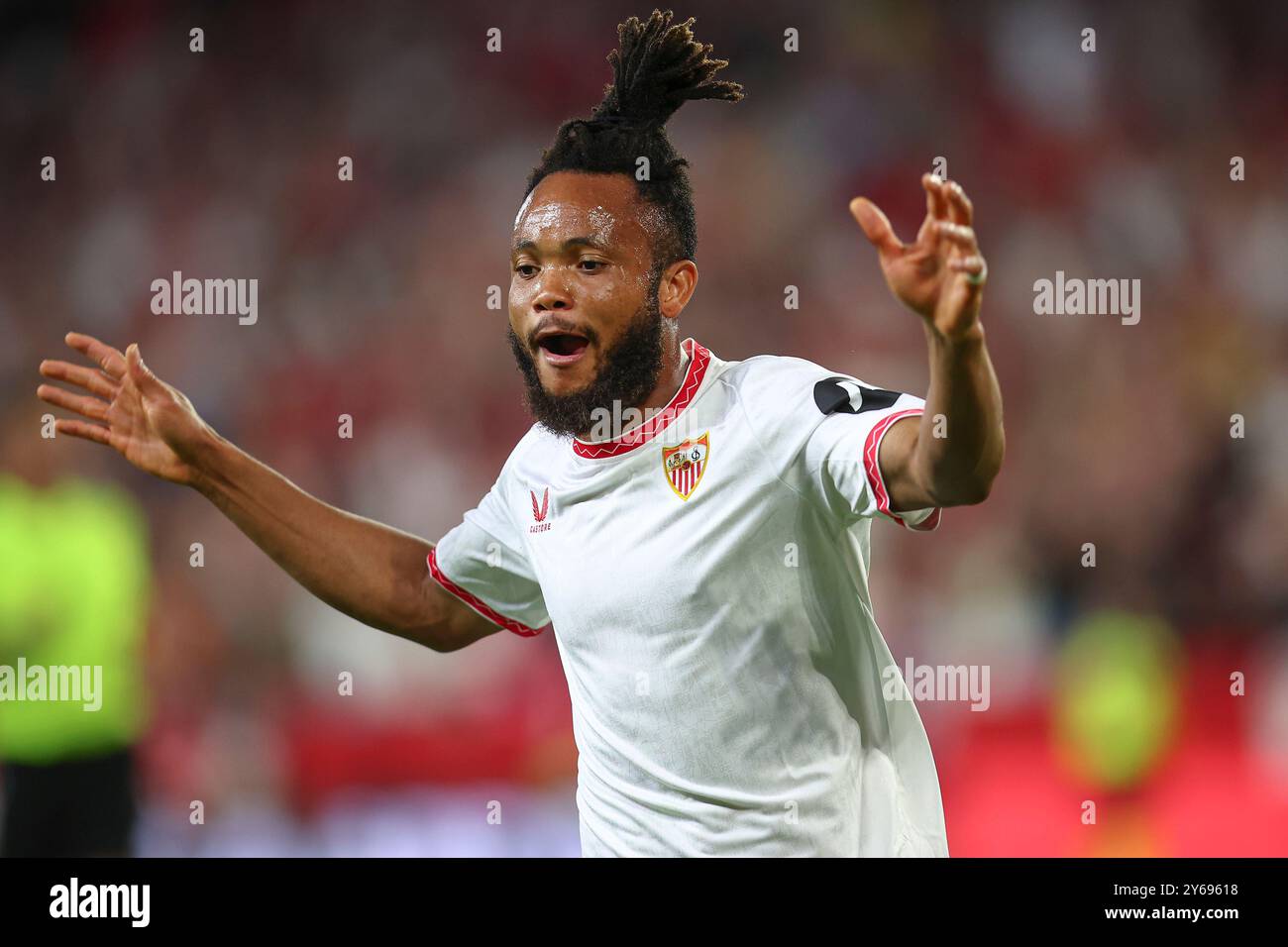 Sevilla, Spanien. September 2024. Chidera Ejuke vom Sevilla FC feiert, nachdem er 2-1 beim La Liga EA Sports Spiel zwischen Sevilla FC und Real Valladolid im Ramon Sanchez Pizjuan Stadium am 24. September 2024 in Sevilla erzielte. (Foto: Antonio Pozo/PRESSINPHOTO) Credit: SIPA US/Alamy Live News Stockfoto