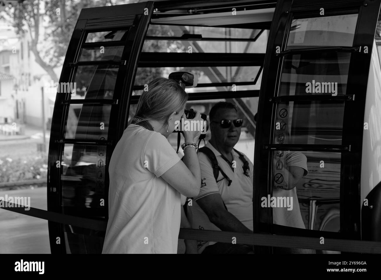 Monochrom eines Fotografen, der den Moment festnimmt, in dem die Menschen die Fahrt mit der Seilbahn in Funchal beginnen Stockfoto