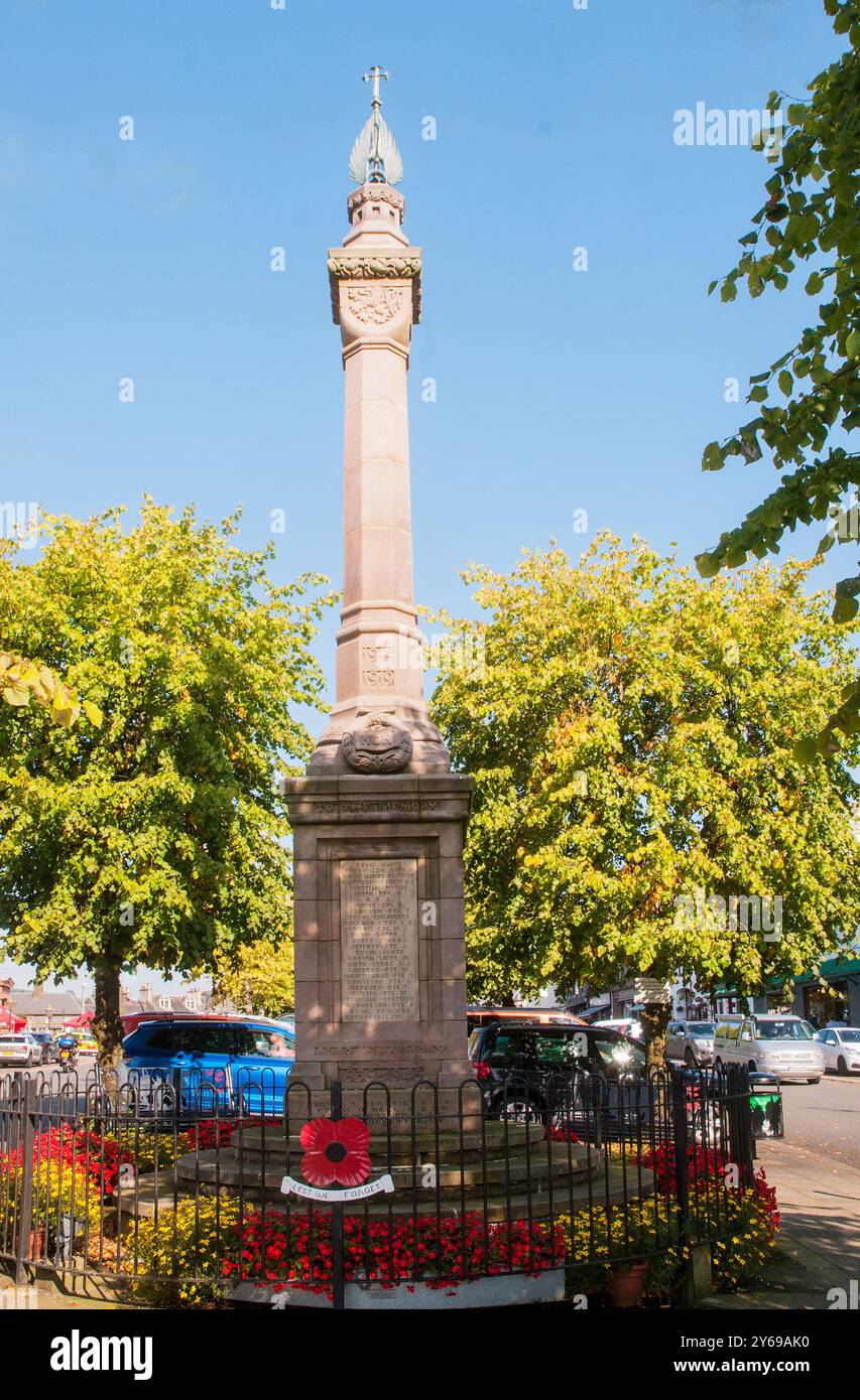 War Memorial in der Stadt Moffat in Dumfries und Galloway Schottland zum Gedenken an die Kriegsgeschädigten in den Weltkriegen von 1914 -1919 und 1939 bis 1945 Stockfoto