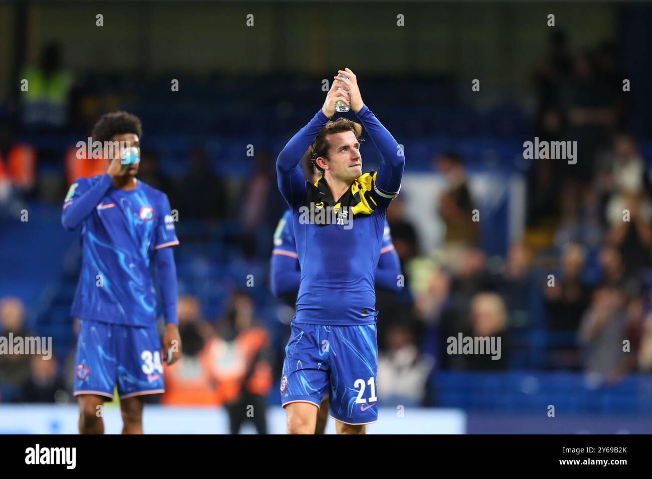 Stamford Bridge, Chelsea, London, Großbritannien. September 2024. Carabao Cup Third Round Football, Chelsea gegen Barrow; Ben Chilwell aus Chelsea dankt den Fans nach dem Spiel. Beschreibung: Action Plus Sports/Alamy Live News Stockfoto