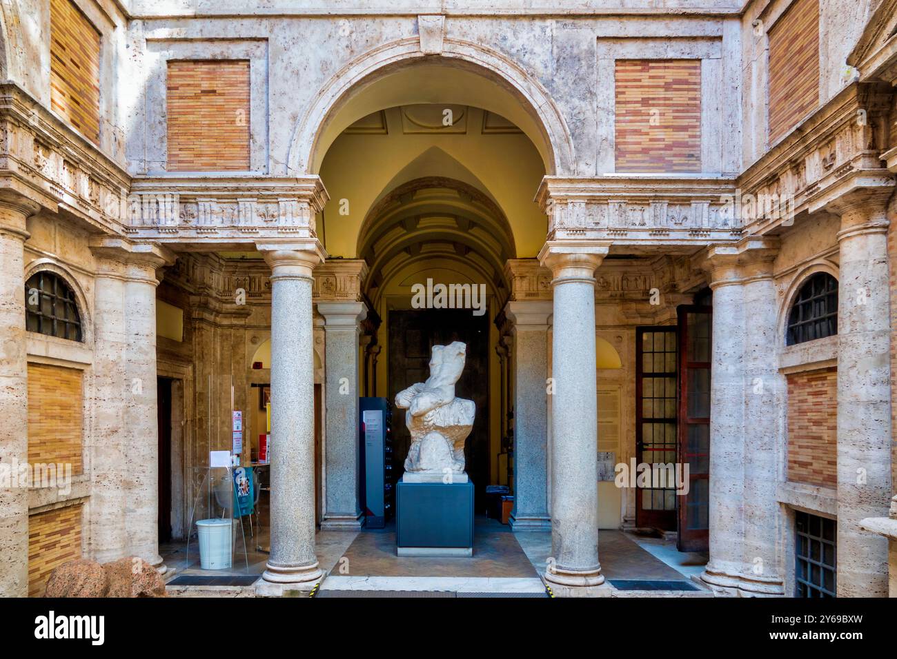 Der Innenhof des Museo Barracco di Scultura Antica im Palazzo Farnesina ai Baullari, Rom, Italien Stockfoto
