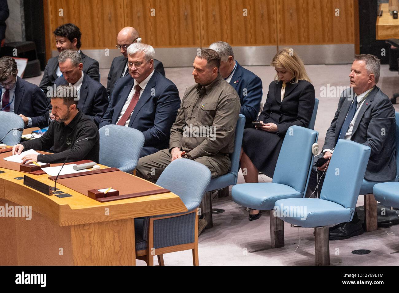 New York, USA. September 2024. Die ukrainische Delegation unter der Leitung von Präsident Wolodymyr Zelenskyj nahm am 24. September 2024 an der Sitzung des Sicherheitsrats über die Ukraine im Hauptquartier der Vereinten Nationen in New York Teil. Wie der Krieg gegen Russland begann, dauert mehr als zwei Jahre und forderte Tausende ziviler und militärischer Menschenleben, Millionen von Menschen wurden vertrieben und die zivile Infrastruktur der Ukraine wurde zerstört. (Foto: Lev Radin/SIPA USA) Credit: SIPA USA/Alamy Live News Stockfoto