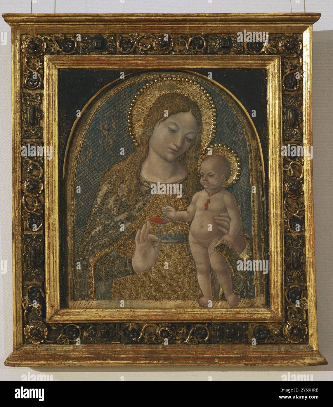 Giovanni Ambrogio Bevilacqua. Italienischer Maler, zwischen 1481 und 1512 in der Lombardei tätig. Madonna und Kind, 1495-1499. Tempera auf Leinwand und Stickerei aus polychromer Seide auf Holzplatte. Pinacoteca Castello Sforzesco, Mailand, Italien. Verfasser: Giovanni Ambrogio Bevilacqua (Fl. 1481-1512). Italienischer Maler. Stockfoto