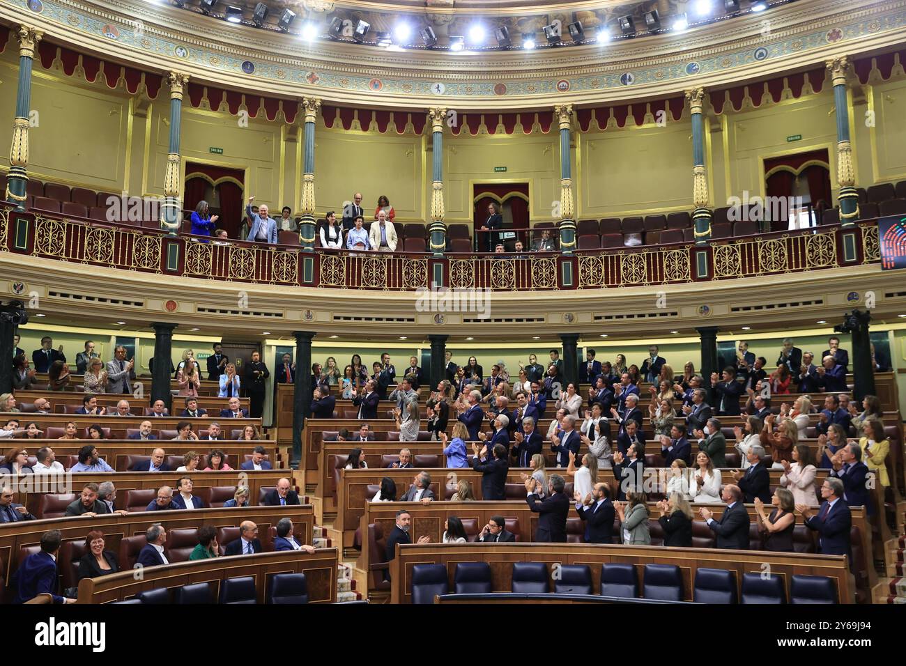 Madrid, 11.09.2024. Abgeordnetenkongress. Plenartagung Kontrollsitzung der Regierung. Die Abgeordneten von PP und Vox applaudieren, nachdem der Kongress den Antrag auf Anerkennung von Edmundo González gebilligt hatte. Foto: Jaime García. ARCHDC. Quelle: Album / Archivo ABC / Jaime García Stockfoto