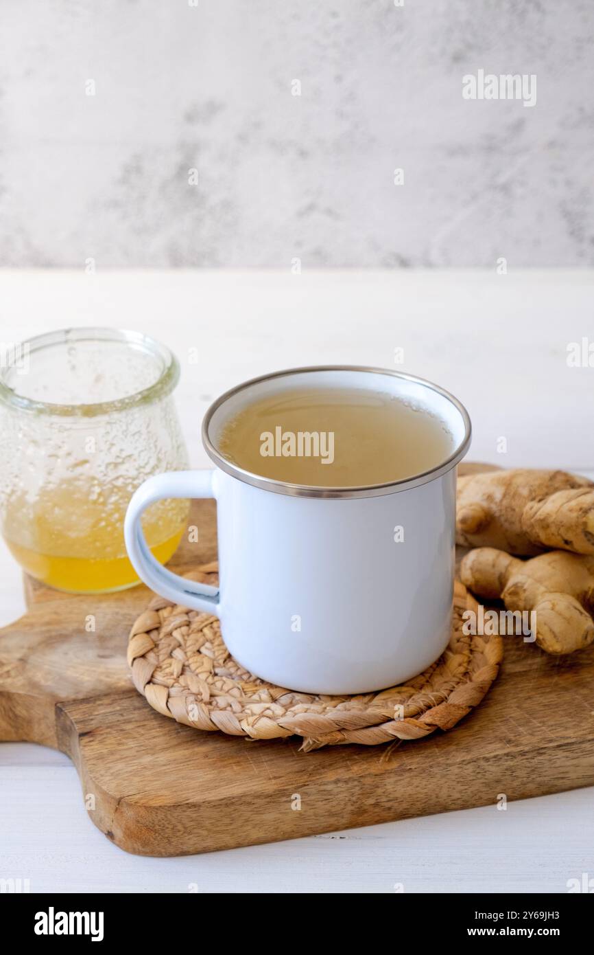 Ingwertee in einer Tasse auf weißem Hintergrund, vertikales Foto Stockfoto