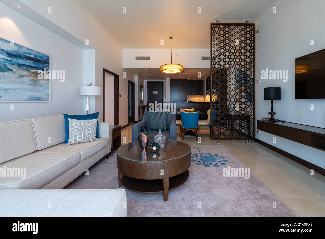 Modernes Zuhause Wohnzimmer Inneneinrichtung. Luxuriöses, Stilvolles, Modernes Apartment. Sonnenlicht, TV-Bildschirm, Weitwinkel, Küche, Meerblick Stockfoto