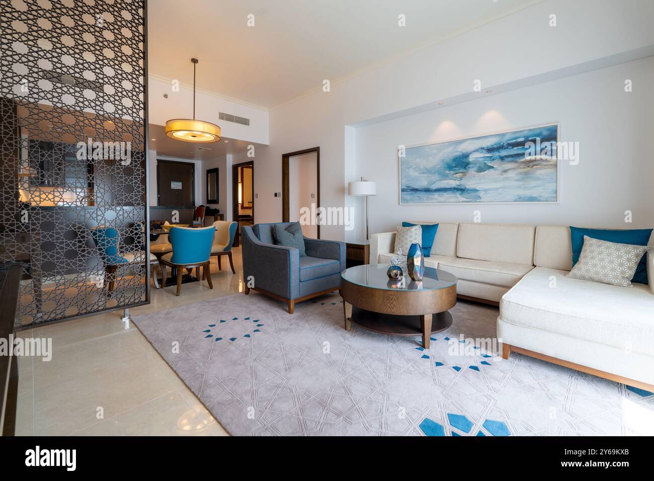 Modernes Zuhause Wohnzimmer Inneneinrichtung. Luxuriöses, Stilvolles, Modernes Apartment. Sonnenlicht, TV-Bildschirm, Weitwinkel, Küche, Meerblick Stockfoto