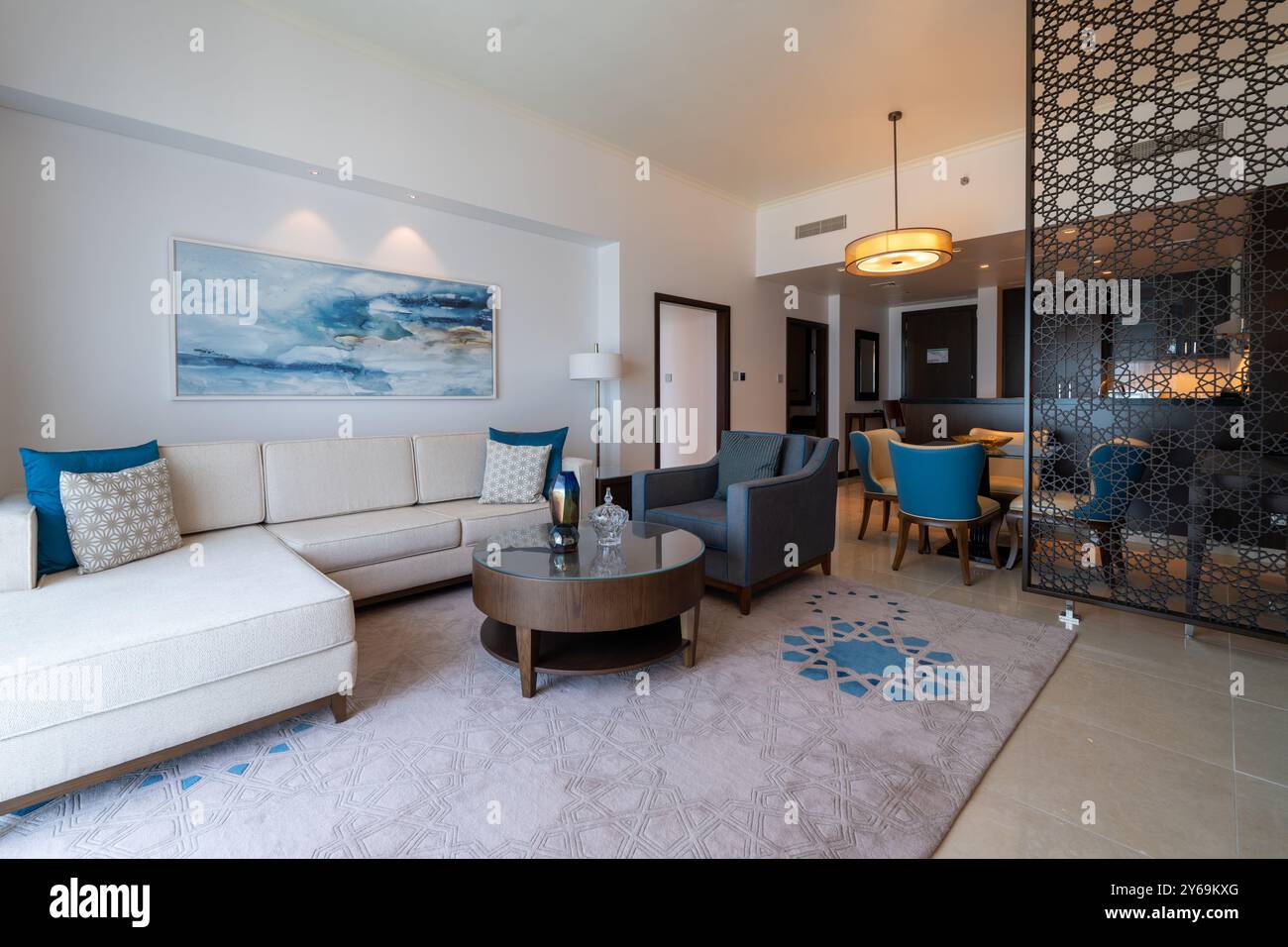 Modernes Zuhause Wohnzimmer Inneneinrichtung. Luxuriöses, Stilvolles, Modernes Apartment. Sonnenlicht, TV-Bildschirm, Weitwinkel, Küche, Meerblick Stockfoto