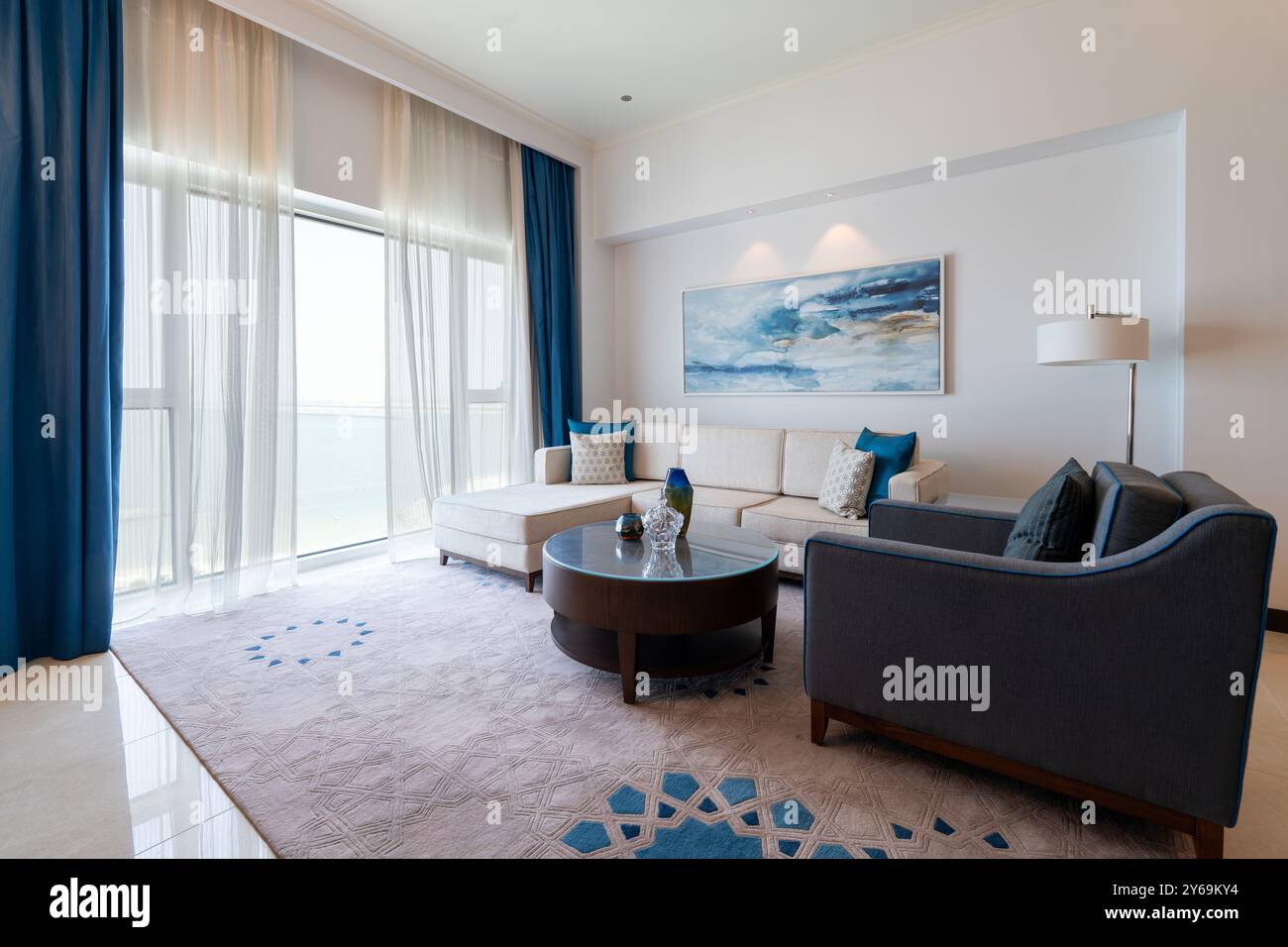 Modernes Zuhause Wohnzimmer Inneneinrichtung. Luxuriöses, Stilvolles, Modernes Apartment. Sonnenlicht, TV-Bildschirm, Weitwinkel, Küche, Meerblick Stockfoto