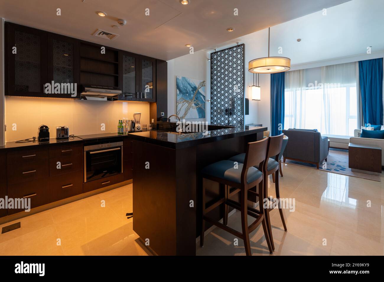 Modernes Zuhause Wohnzimmer Inneneinrichtung. Luxuriöses, Stilvolles, Modernes Apartment. Sonnenlicht, TV-Bildschirm, Weitwinkel, Küche, Meerblick Stockfoto