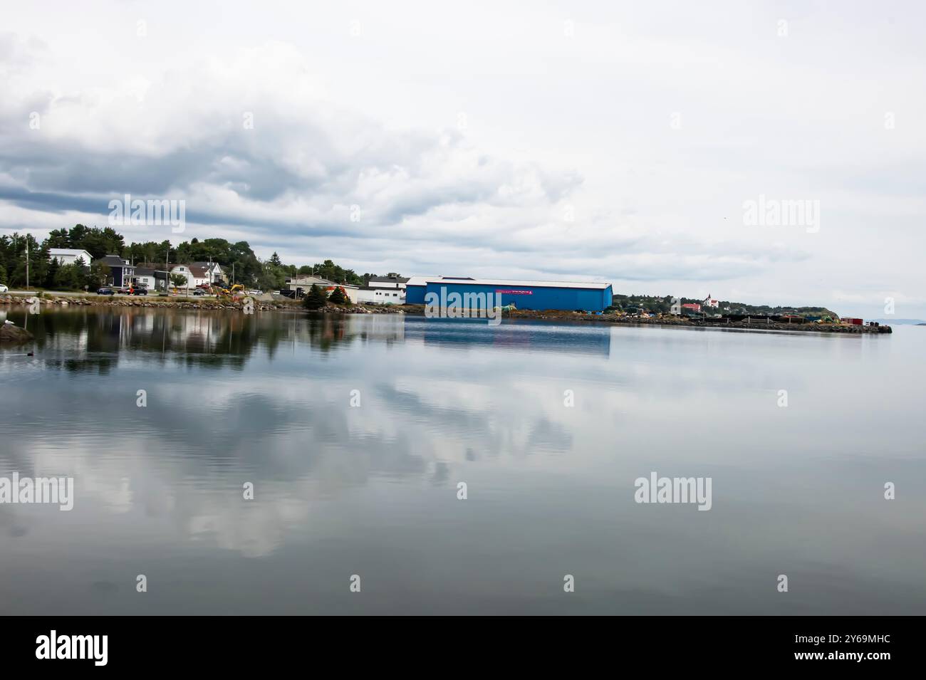 Ruhiges Gebäude in Water and Moor Frost Blue an der Water Street in Bay Roberts, Neufundland und Labrador, Kanada Stockfoto