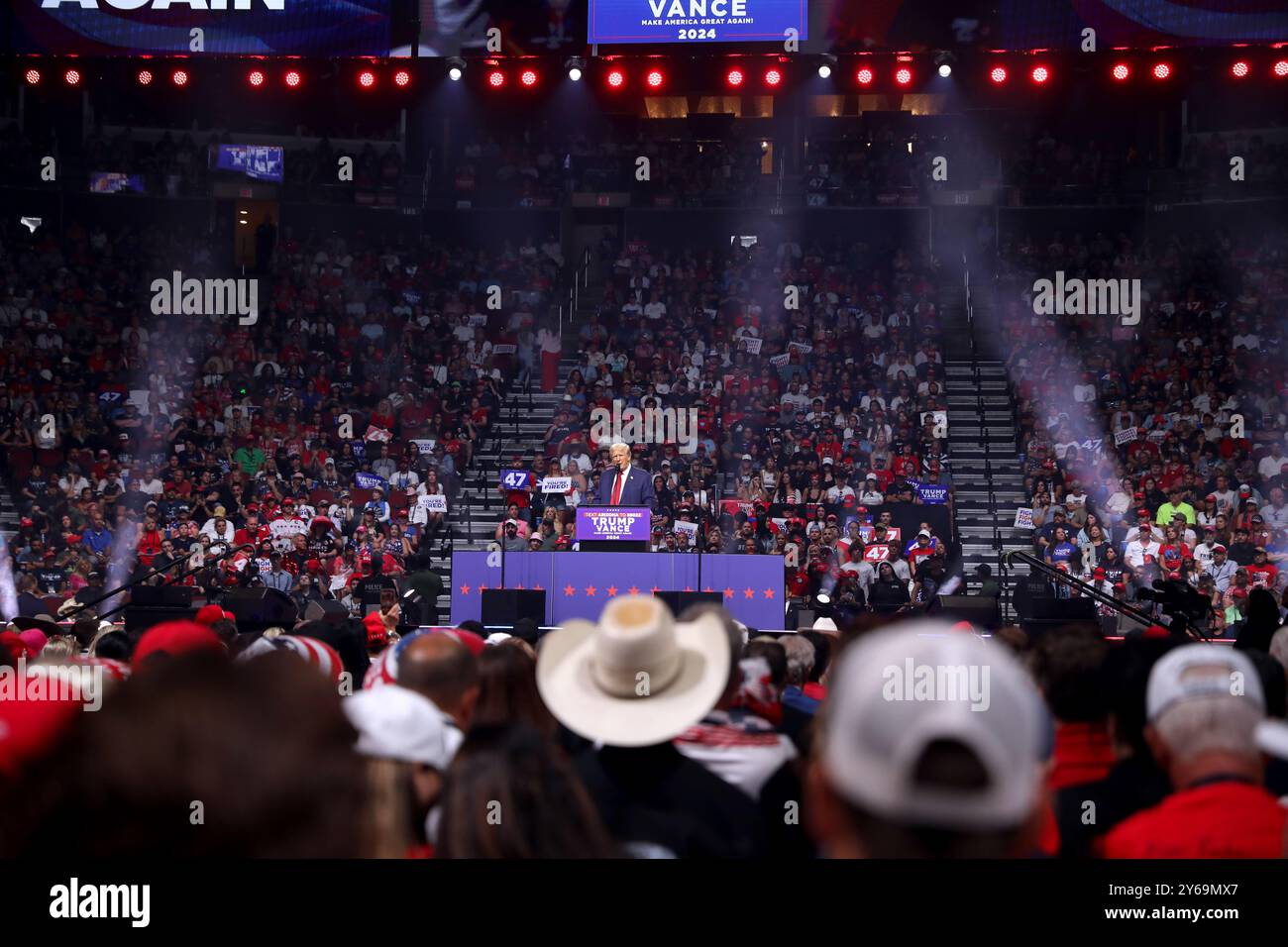 GLENDALE, ARIZONA, USA - 23. August 2024 - ehemaliger Präsident der Vereinigten Staaten Donald Trump spricht mit Teilnehmern an einer Arizona for Trump-Kundgebung bei Stockfoto