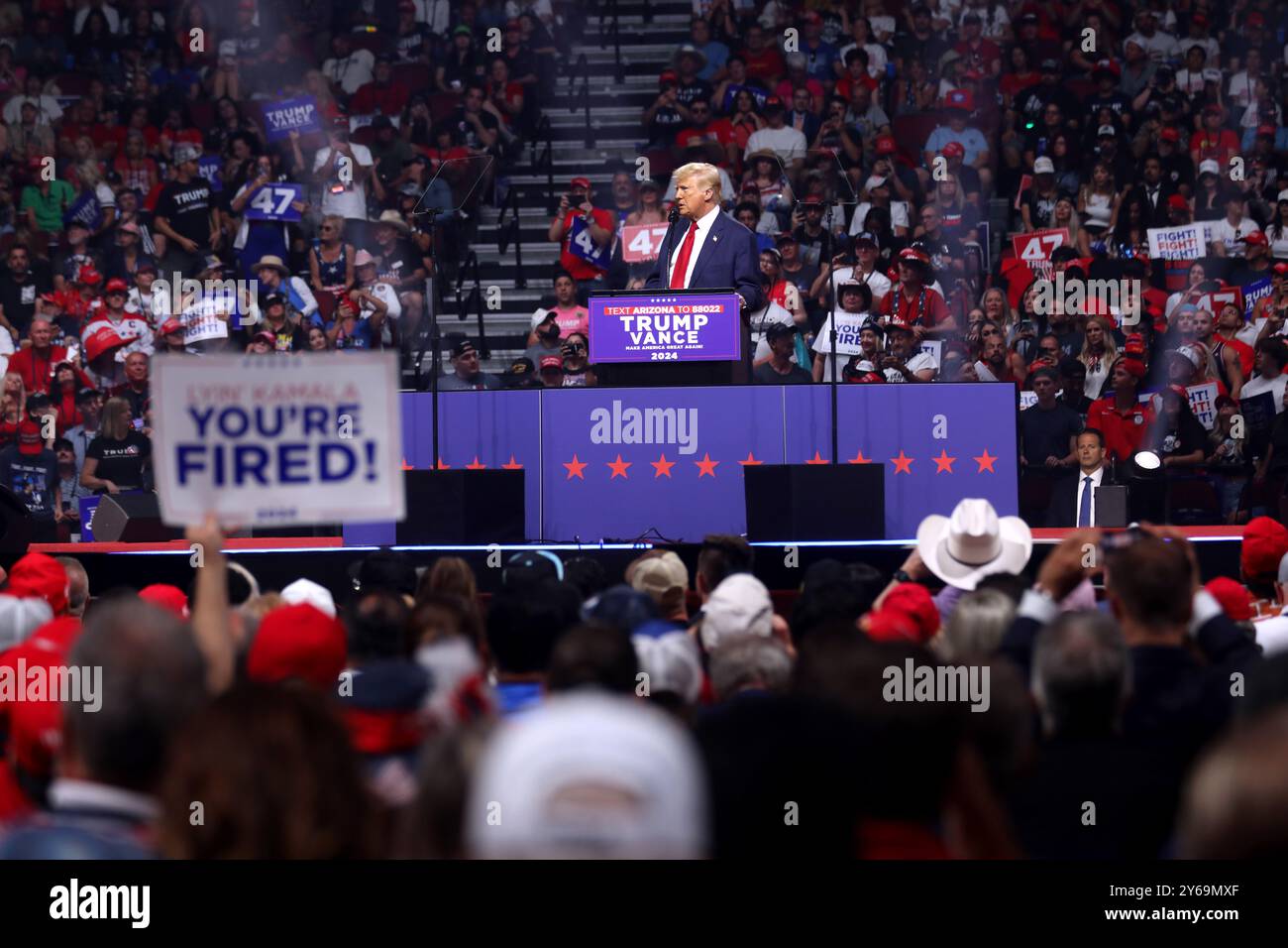 GLENDALE, ARIZONA, USA - 23. August 2024 - ehemaliger Präsident der Vereinigten Staaten Donald Trump spricht mit Teilnehmern an einer Arizona for Trump-Kundgebung bei Stockfoto