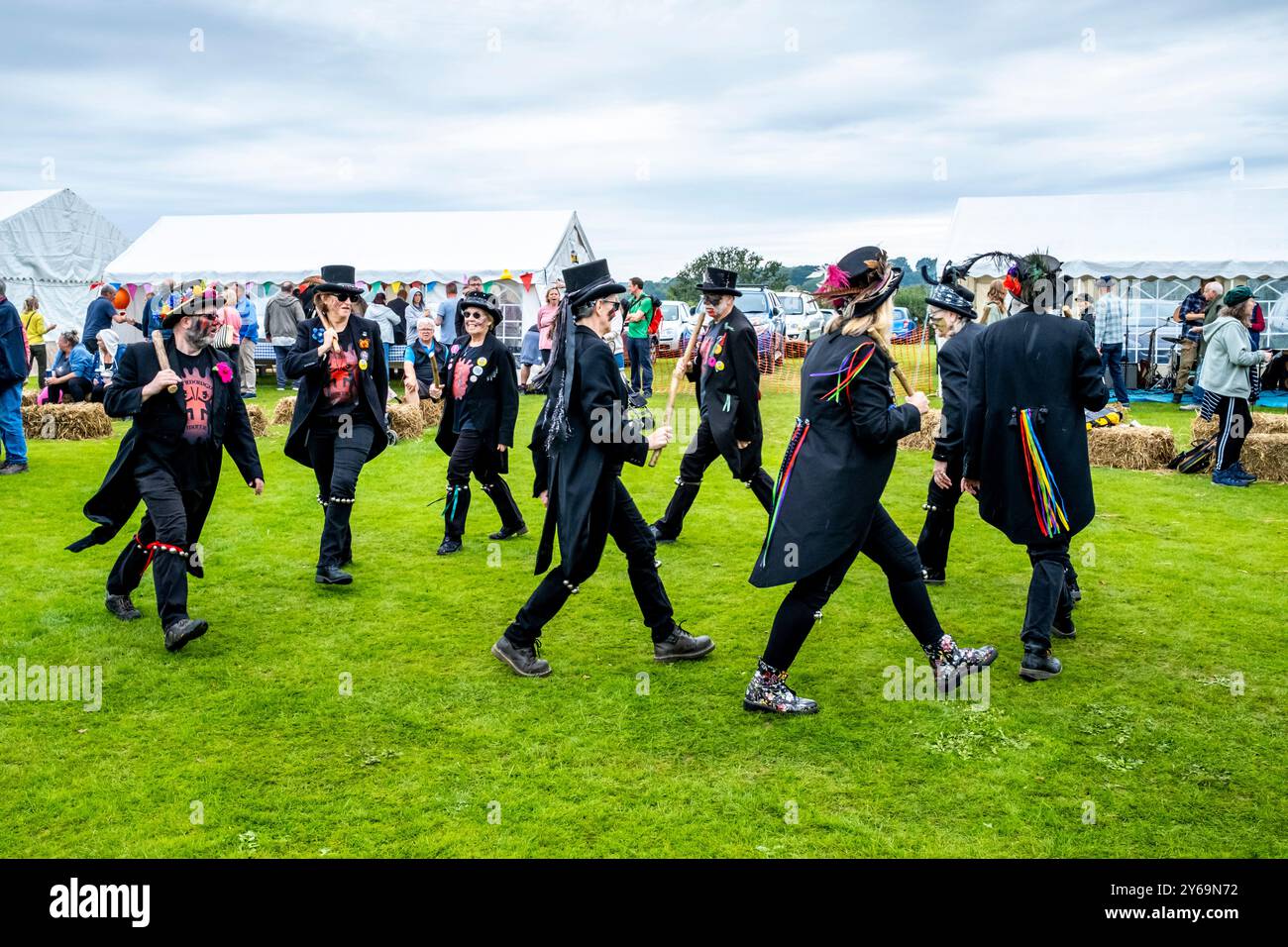 Morris-Tänzer treten beim jährlichen Hartfield Village Fete in Hartfield, East Sussex, Großbritannien auf. Stockfoto