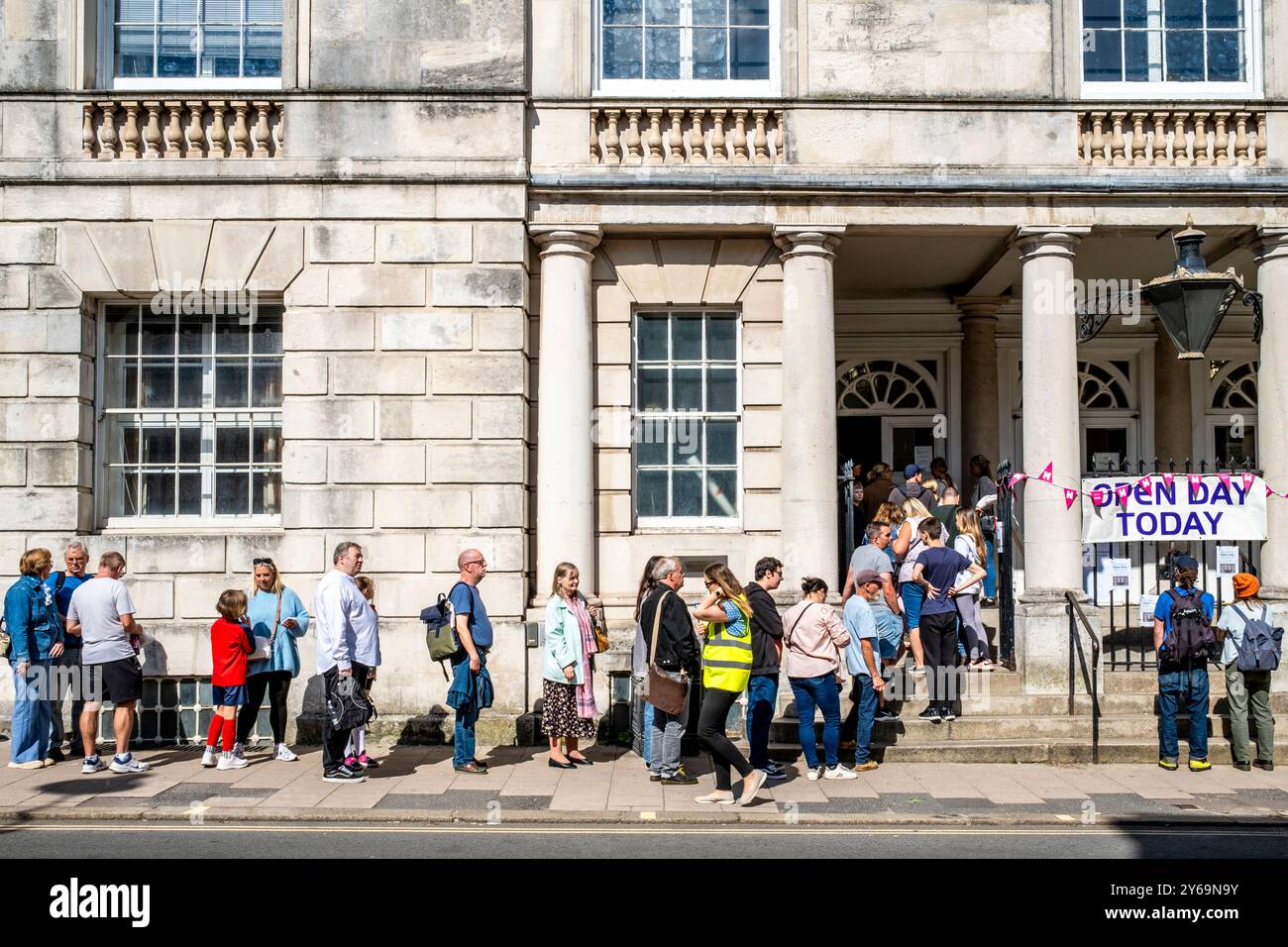 Die Leute stehen vor dem Lewes Crown Court für einen Tag der offenen Tür in Lewes, East Sussex, Großbritannien. Stockfoto