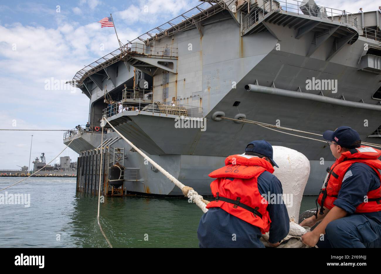 NORFOLK, Virginia (23. September 2024) Krankenhaus-Korpsman 1st Class Alejandro Figueredo, links, und Fire Controlman 3rd Class Mateo Lazado, werfen Festmacherlinien ab, während der Flugzeugträger der Nimitz-Klasse USS Harry S. Truman (CVN 75) die Marinestützpunkt Norfolk, Virginia, für einen regelmäßigen geplanten Einsatz bei den US-Marinestreitkräften Europa-Afrika/USA verlässt Einsatzgebiet der sechsten Flotte. Mehr als 6.000 Seeleute absolvierten monatelange intensive Schulungen und Vorbereitungen, um als integriertes Kampfteam zu entsenden, das bereit ist, auf alle Bedrohungen zu reagieren, einschließlich maritimer Sicherheitseinsätze, um Bedrohungen für mercha zu unterbinden Stockfoto