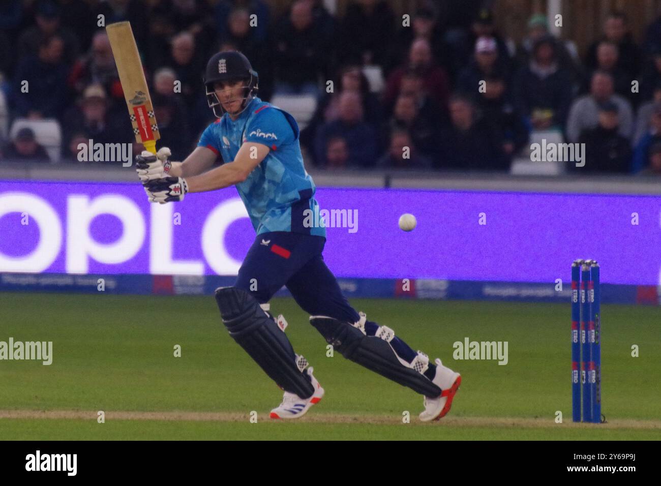 Chester le Street, England, 24. September 2024. Harry Brook schlägt für England gegen Australien in der dritten Metro Bank One Day International im Seat Unique Riverside, Chester-le-Street. Quelle: Colin Edwards/Alamy Live News Stockfoto