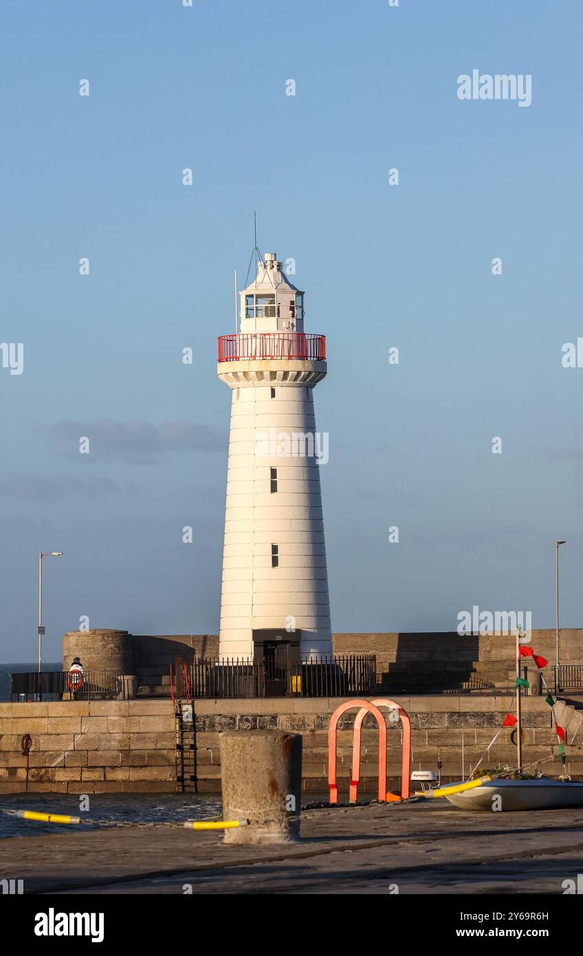 Irish Lights Leuchtturm Donaghadee, weißer Leuchtturm am Ende des Hafenpiers Donaghadee. Stockfoto