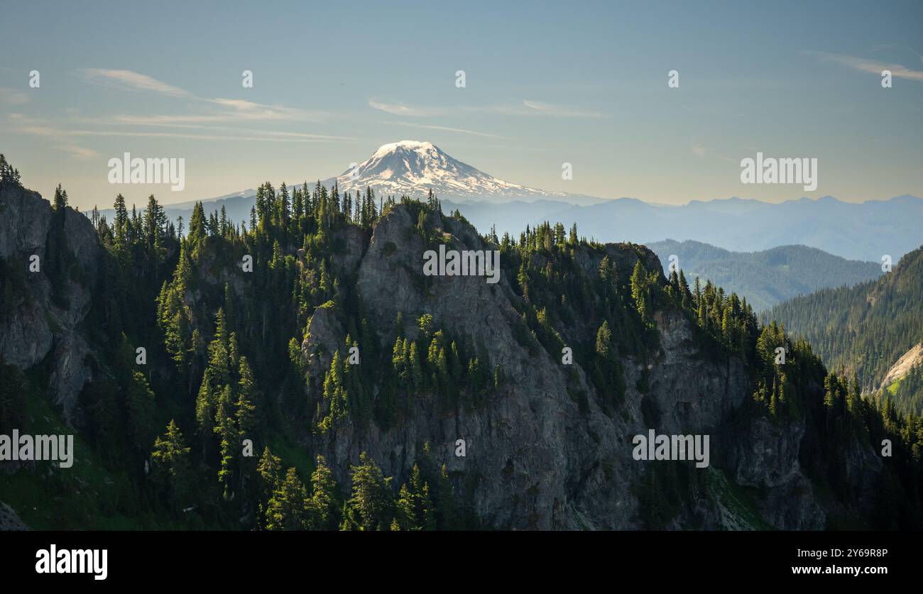 Mount Adams liegt am Horizont südlich des Mount Rainier in Washington Stockfoto