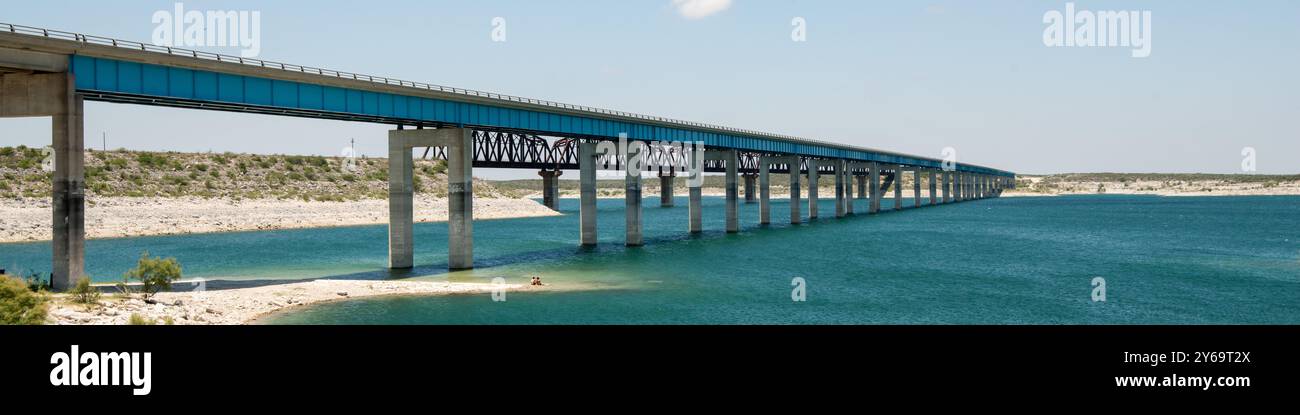 US Highway 90 Bridge durch Amistad National Recreation Area, Texas Stockfoto