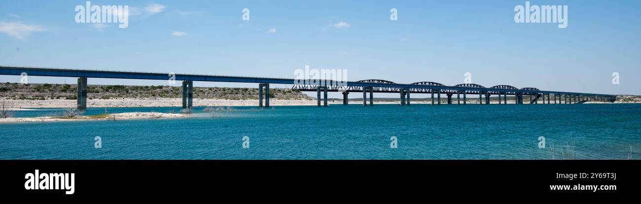 US Highway 90 Bridge durch Amistad National Recreation Area, Texas Stockfoto