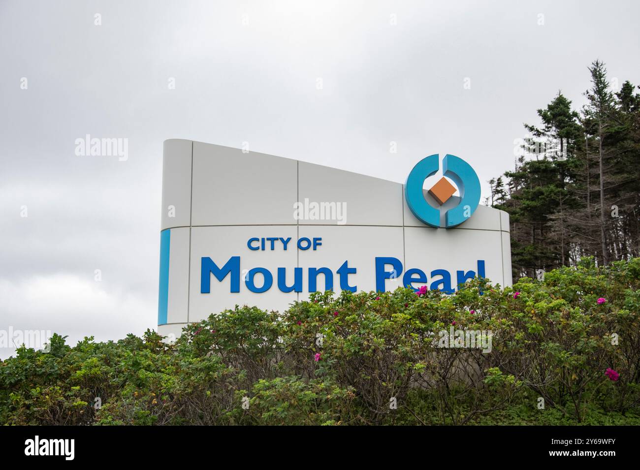 Willkommen im Schild der Stadt Mount Pearl, bedeckt mit bewachsenem Busch auf NL 2 in Neufundland & Labrador, Kanada Stockfoto