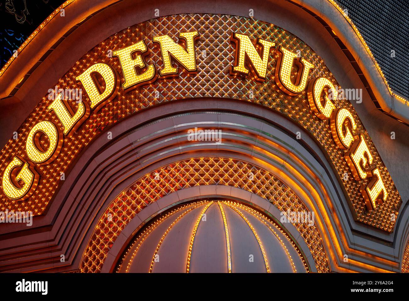 Las Vegas, Nevada, Vereinigte Staaten von Amerika - 10. Juni 2024: Das beleuchtete Schild des Golden Nugget Casino in Las Vegas erstrahlt in gelben Leuchtbuchstaben *** das beleuchtete Schild des Golden Nugget Casinos in Las Vegas erstrahlt in gelben Leuchtbuchstaben Stockfoto