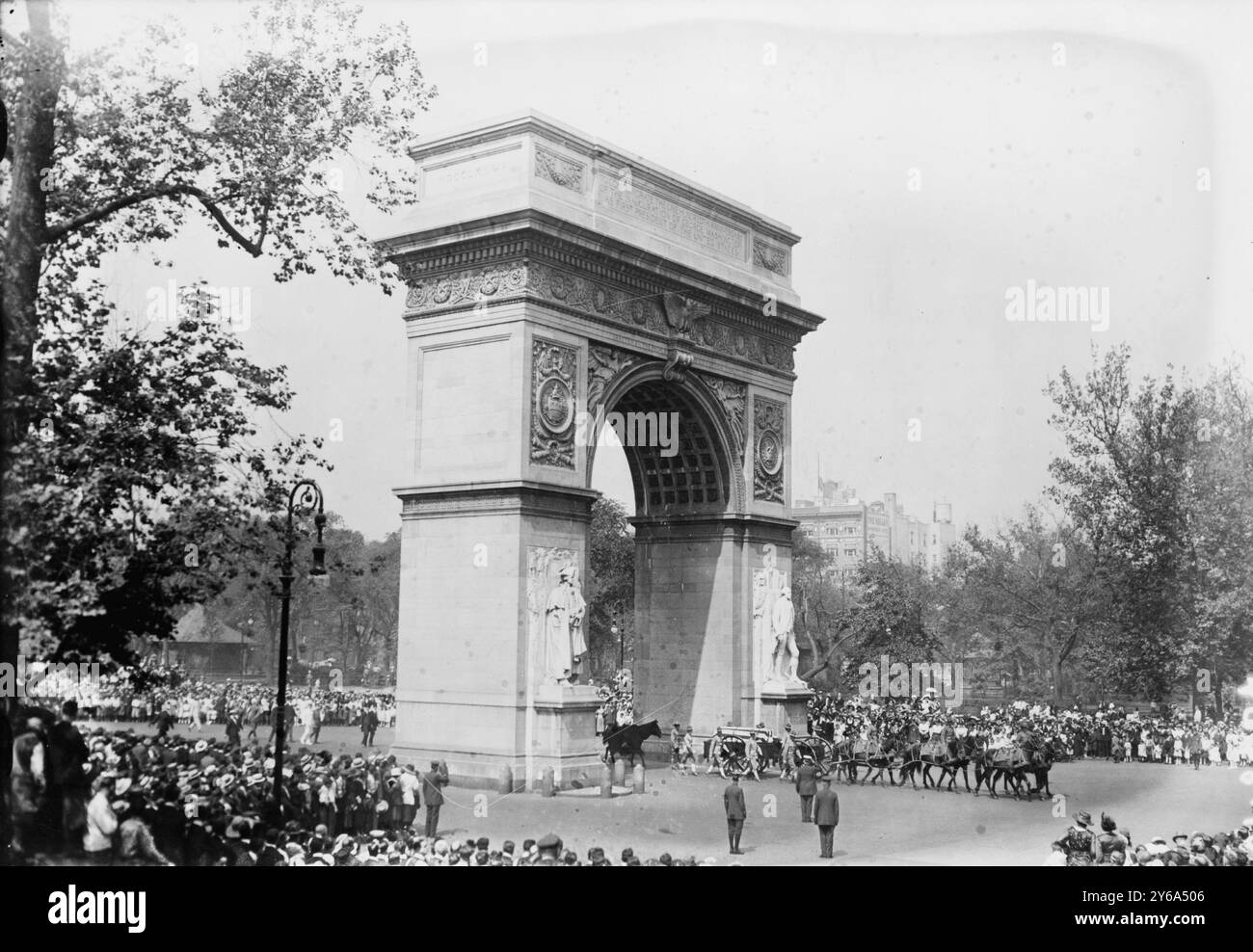 Schatulle des ehemaligen Bürgermeisters von New York City John Purroy Mitchel auf Wagen am Washington Memorial Arch, Washington Square, New York City, 1918, gedruckt 1950–1980, Mitchel, John Purroy, 1879-1918, Tod & Begräbnis, Memorial Arches, New York (Staat), New York, 1910-1920, Fotodrucke, 1950-1980., Fotodrucke, 1950-1980, George Grantham. 1 Fotodruck. Stockfoto