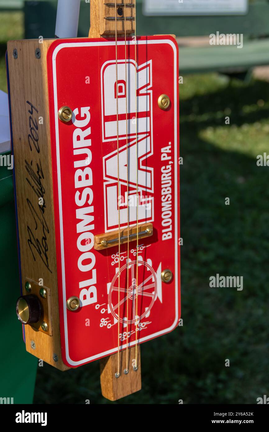 Bloomsburg, PA / USA - 20. September 2024 - Bloomsburg Fair Cigarbox Gitarre Stockfoto