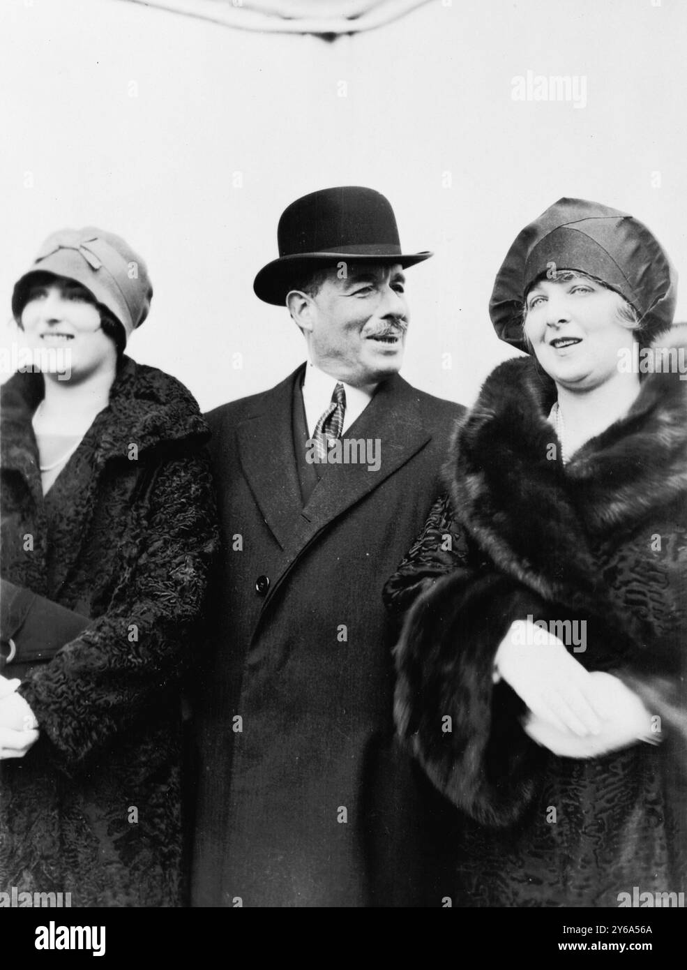 Sir Jos. Duveen, Kunstexperte und Familie, Foto zeigt Sir Joseph Duveen, dreiviertel langes Porträt, stehend, nach rechts gerichtet, mit seiner Frau, und Tochter Dorothy, an Bord des Schiffes. 192, Duveen, Joseph Duveen, Baron, 1869-1939, Familie, Gruppenporträts, 1920-1930., Fotodrucke, 1920-1930., Porträtfotos, 1920-1930., Porträtfotos, 1920-1930, Gruppenporträts, 1920-1930, Fotodrucke, 1920-1930, 1 Fotodruck. Stockfoto