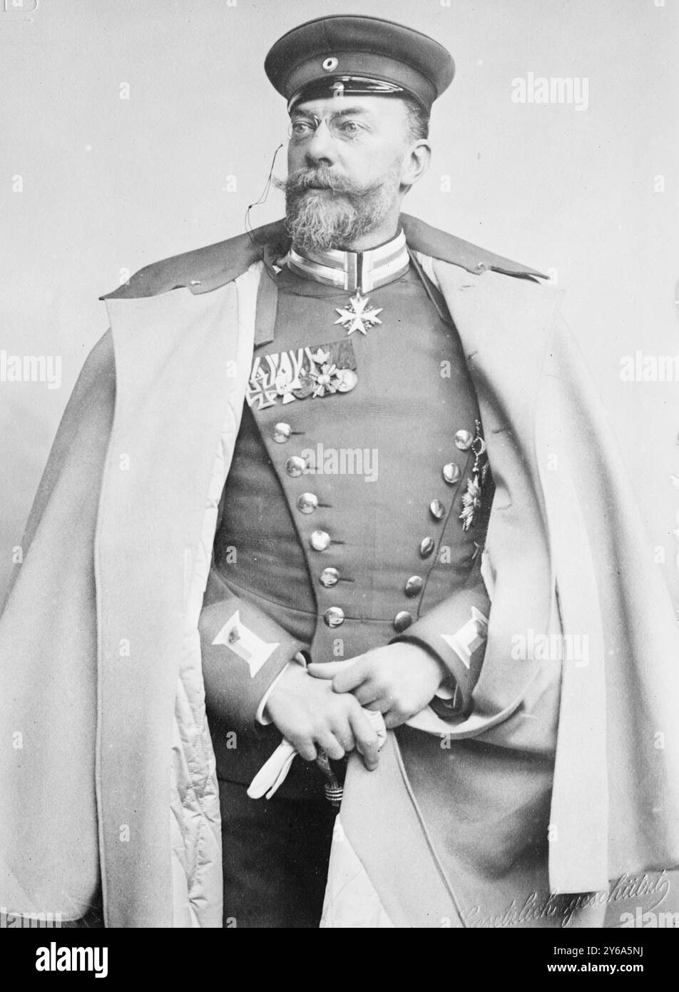 Prinz Hohenlohe Oehringen, Freiherr Alex. Von Gabelstein, stehend, in Uniform, gestulich geschurt. / Gesetulich, 1905, Glasnegative, 1 negativ: Glas; 5 x 7 Zoll Oder kleiner. Stockfoto