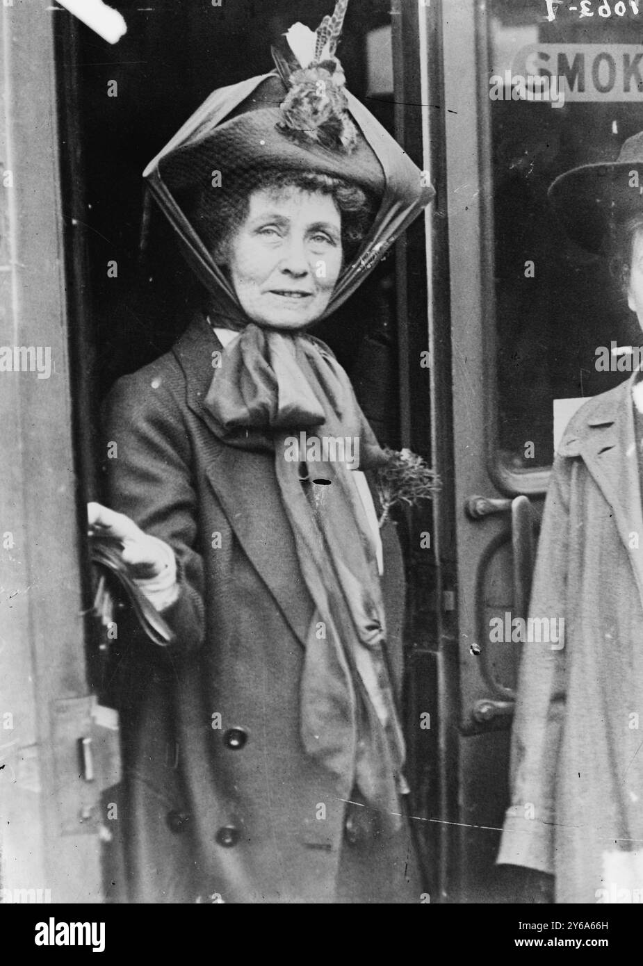 Mrs. Pankhurst in der Tür, 1913, Glasnegative, 1 negativ: Glas; 5 x 7 Zoll Oder kleiner. Stockfoto