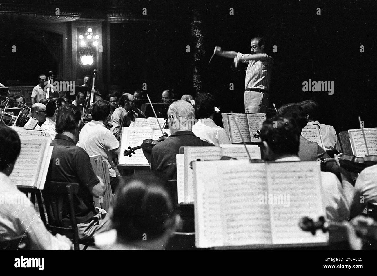 Argentinischer Orchesterdirigent Pedro Ignacio Calderón während einer Probe mit dem Buenos Aires Philharmonic Orchestra, Teatro Colón, Buenos Aires, Argentinien, 1970er Jahre Stockfoto
