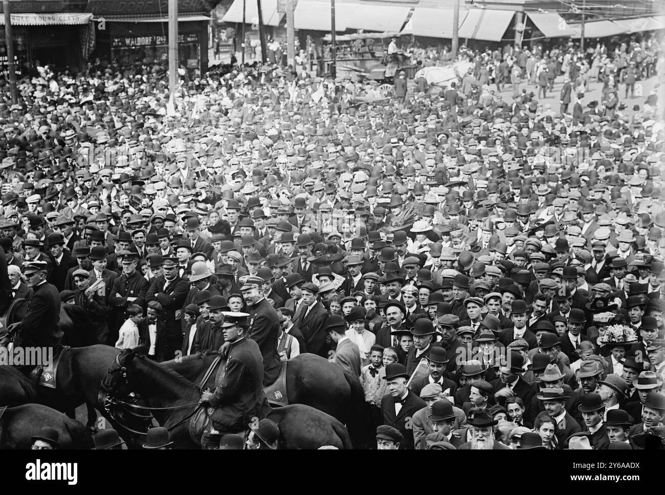 Eine riesige Menschenmenge, Glas-negative, 1 negativ: Glas; 5 x 7 Zoll Oder kleiner. Stockfoto