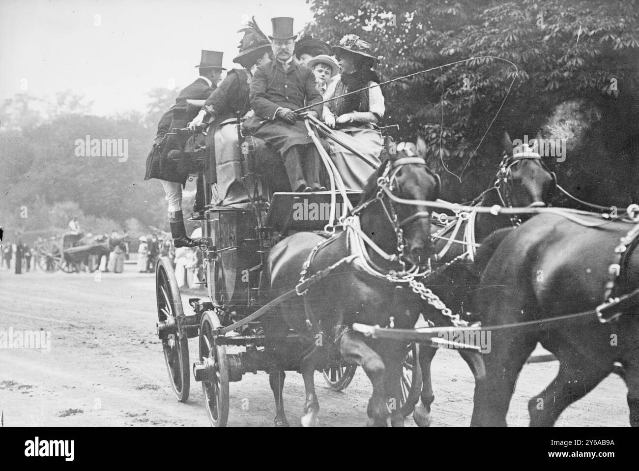 Lord Leconfield and Coach, Foto zeigt Charles Henry Wyndham, 3. Baron Leconfield GCVO (1872–1952), ein britischer Peer, Offizier der Armee und politische Persönlichkeit., zwischen ca. 1910 und ca. 1915, Glasnegative, 1 negativ: Glas; 5 x 7 cm. Oder kleiner. Stockfoto