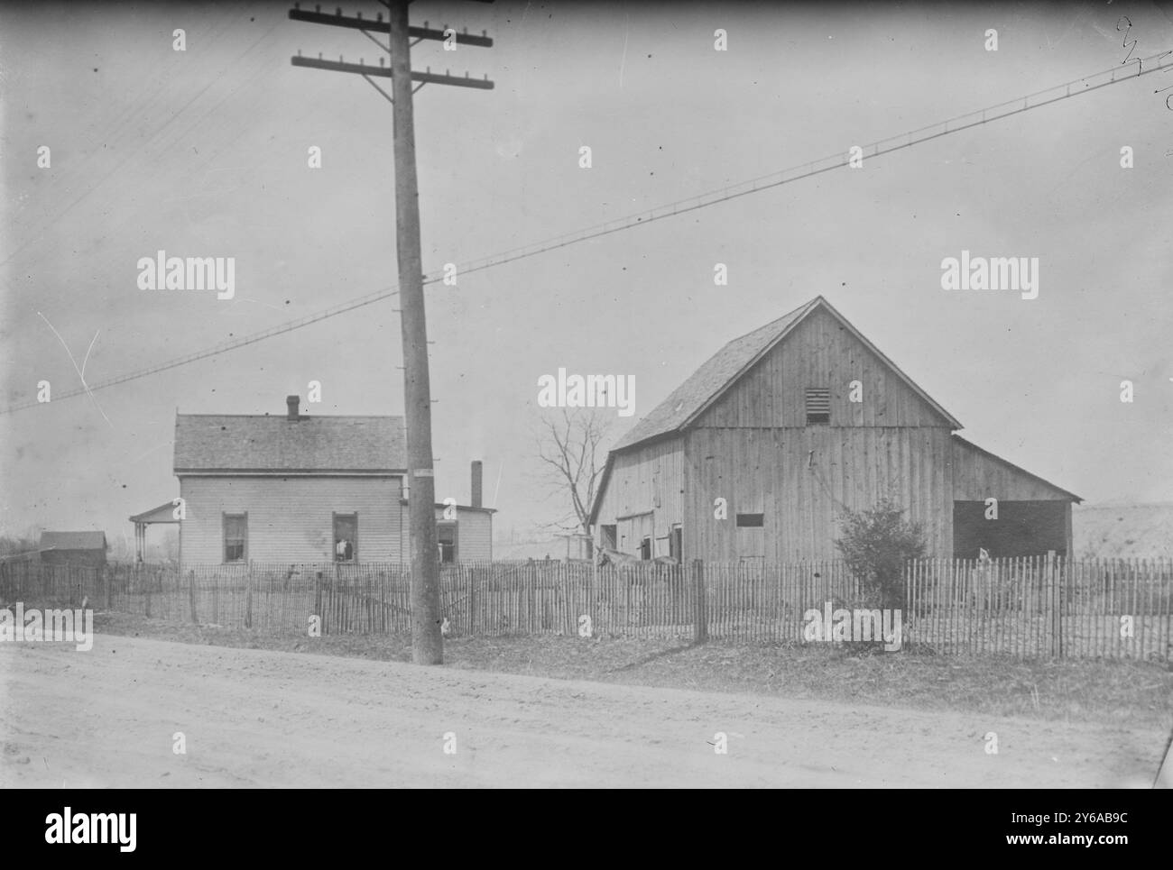 Jones Barn, wo Dynamit gefunden wurde, Foto zeigt die Jones Scheune in Indianapolis, Indiana. Es handelt sich um die McNamara-Brüder (James and John) und die Iron Workers Union Dynamit-Verschwörung und -Prozess, 1910-1911., 1910 oder 1911, Glass negative, 1 negative: Glass; 5 x 7 Zoll Oder kleiner. Stockfoto